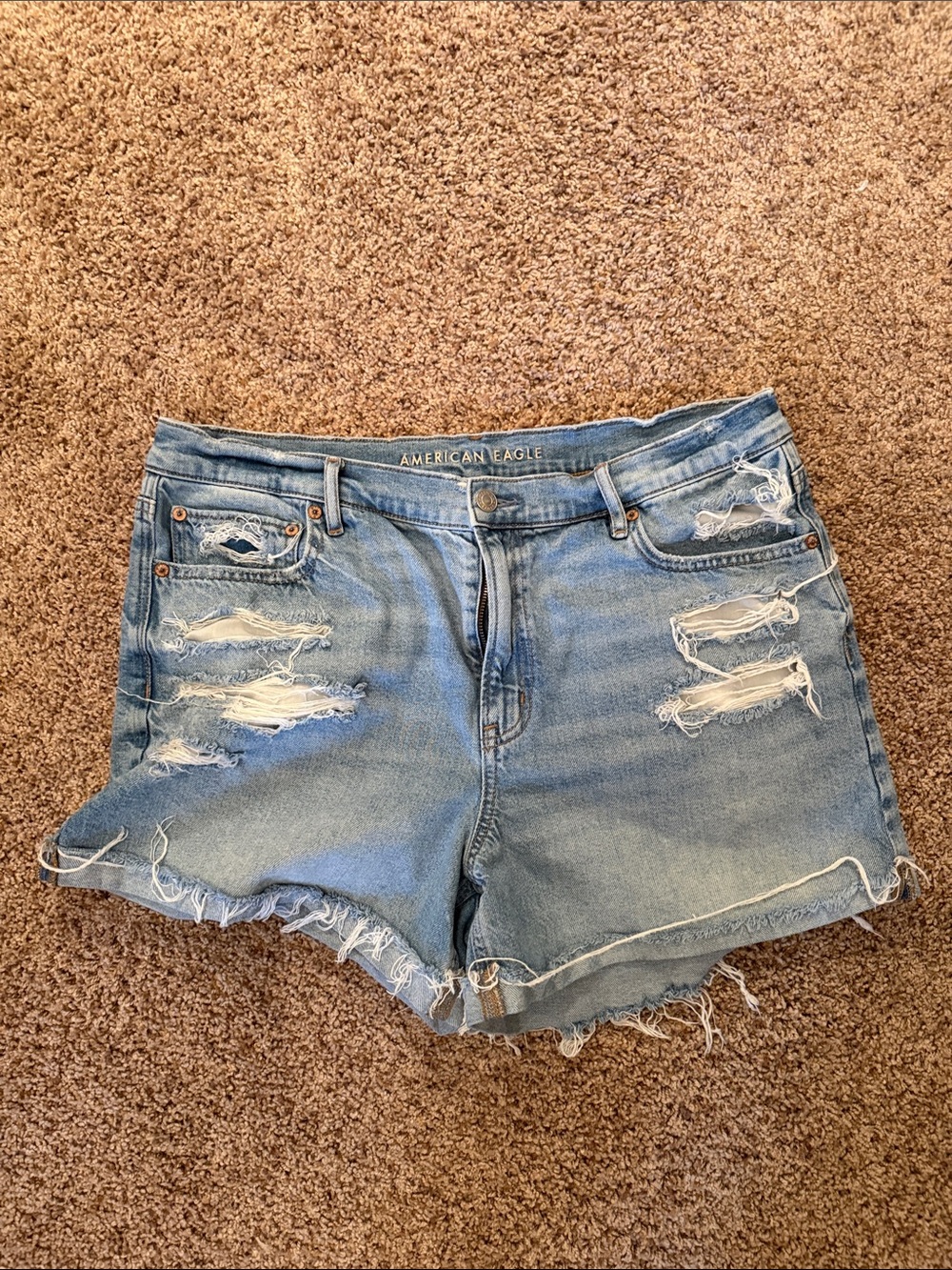 American Eagle Distressed Denim Strigid Relaxed Short - 14